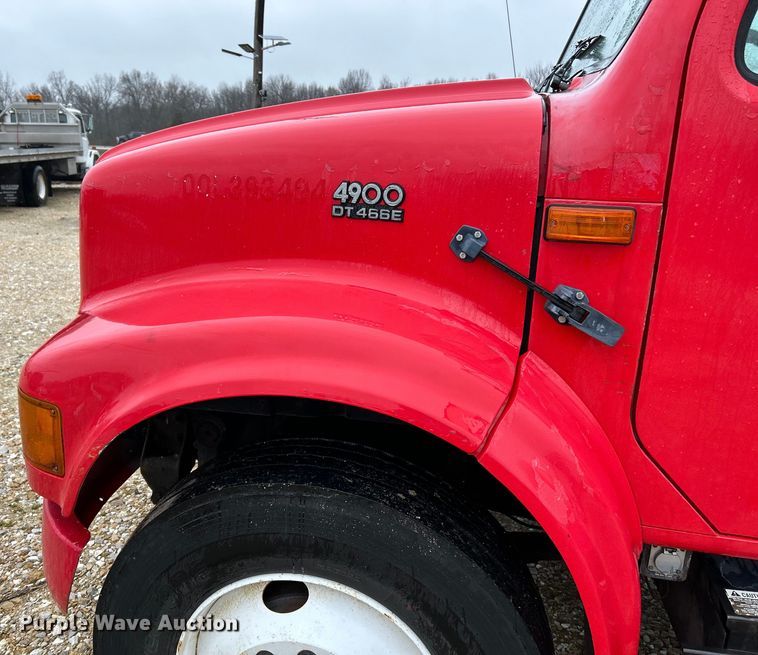 image for item EK4246 2000 International 4900 delivery truck