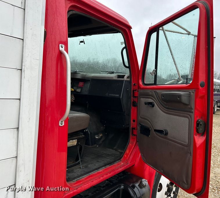 image for item EK4246 2000 International 4900 delivery truck