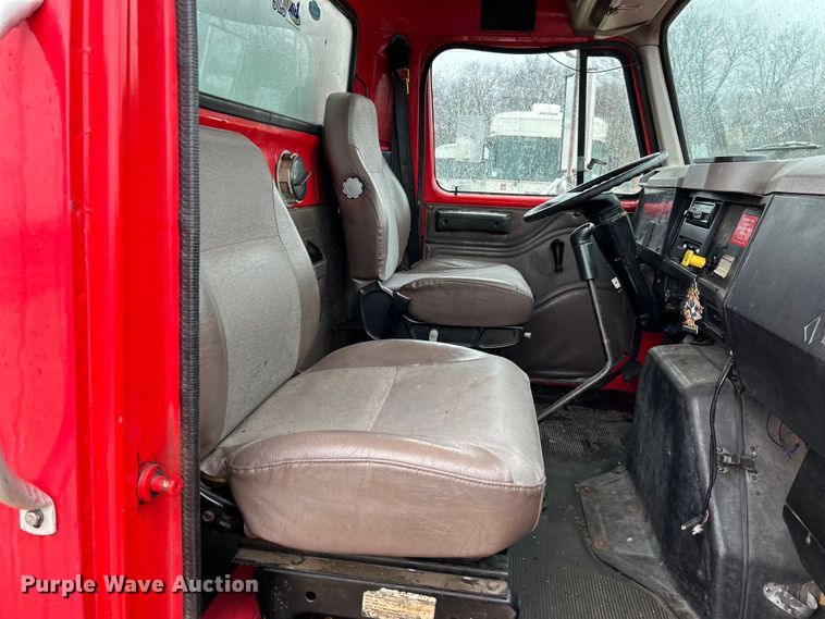 image for item EK4246 2000 International 4900 delivery truck