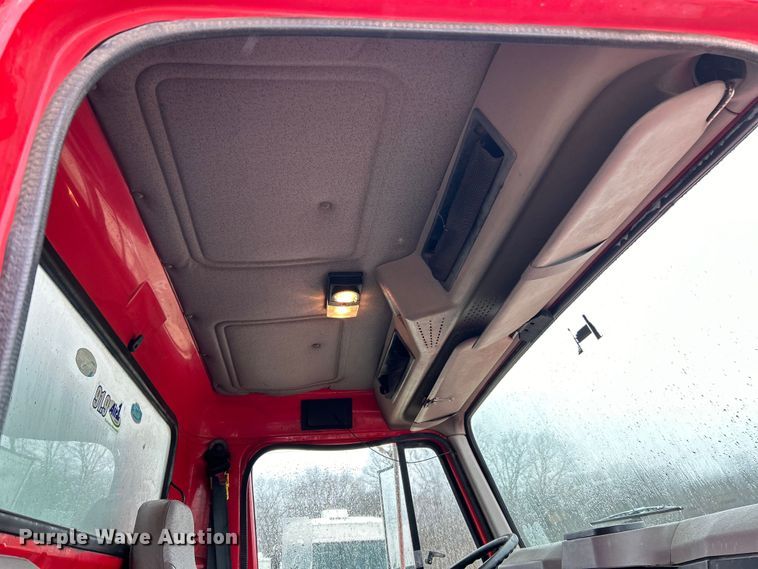 image for item EK4246 2000 International 4900 delivery truck