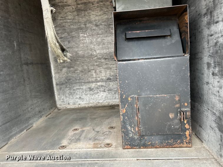 image for item EK4246 2000 International 4900 delivery truck