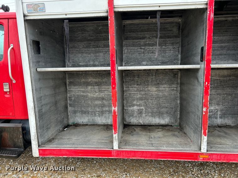 image for item EK4246 2000 International 4900 delivery truck