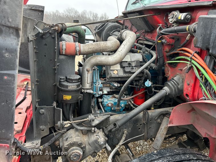 image for item EK4246 2000 International 4900 delivery truck