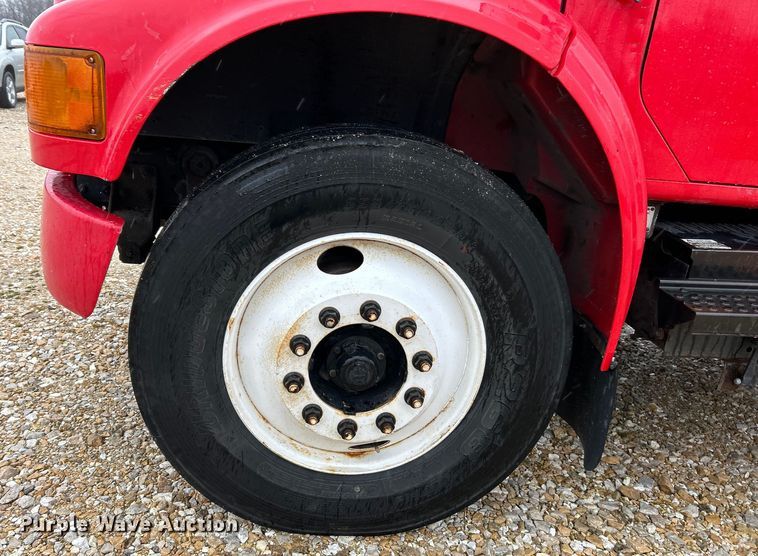 image for item EK4246 2000 International 4900 delivery truck