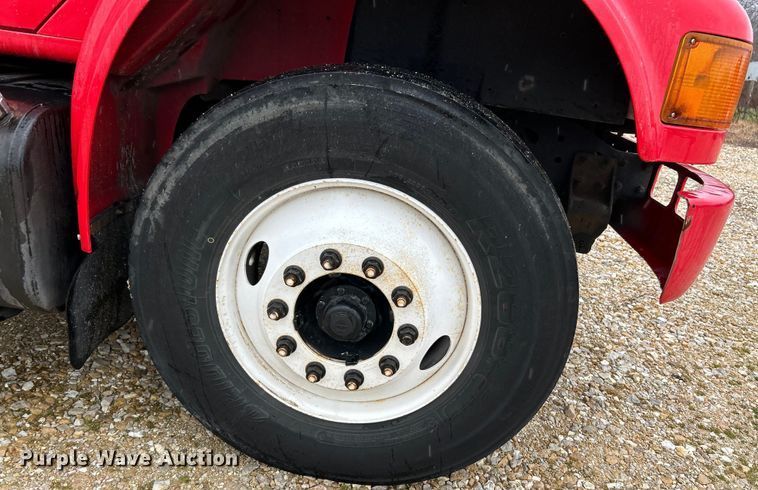 image for item EK4246 2000 International 4900 delivery truck