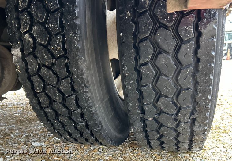 image for item EK4246 2000 International 4900 delivery truck