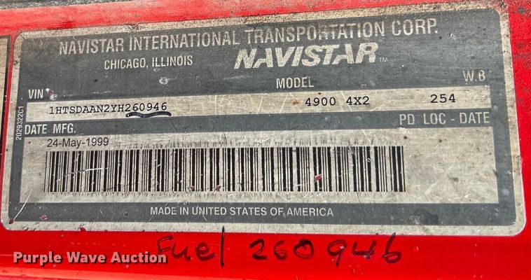 image for item EK4246 2000 International 4900 delivery truck