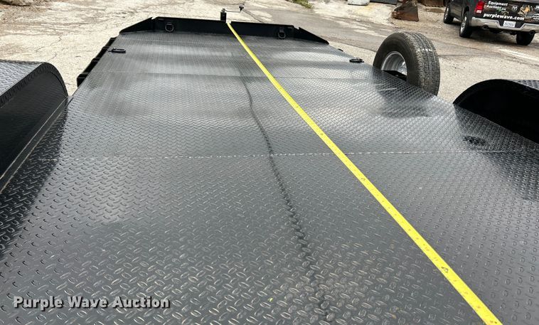 image for item EK4393 2017 Novae ST8218CHS-B-100 equipment trailer