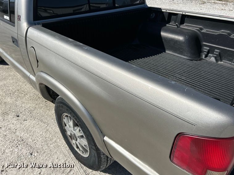 image for item EK4419 2002 GMC Sonoma SLS Crew Cab pickup truck