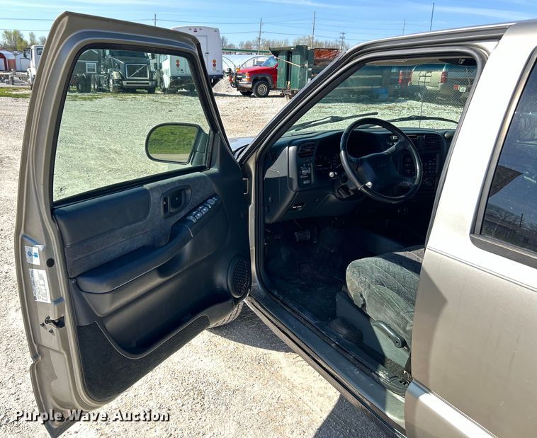 image for item EK4419 2002 GMC Sonoma SLS Crew Cab pickup truck