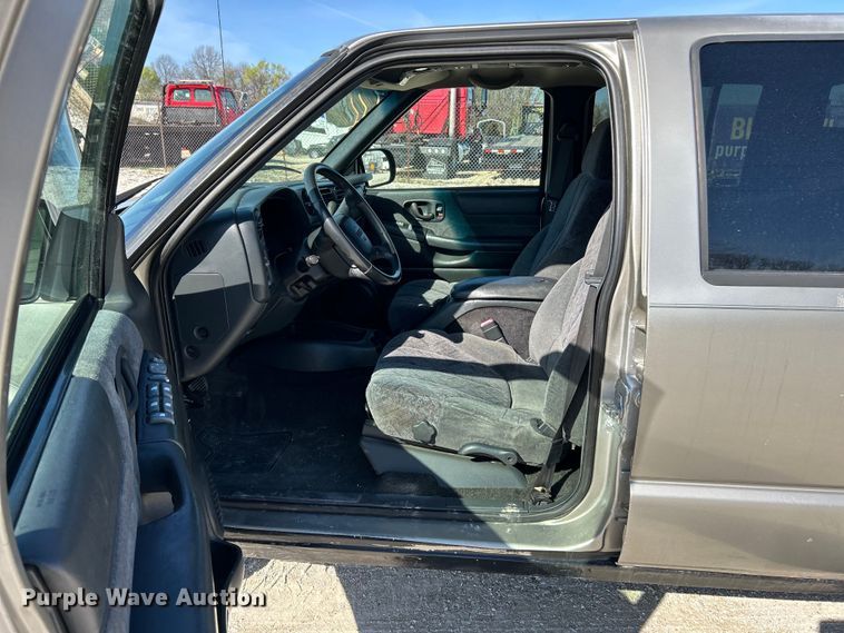 image for item EK4419 2002 GMC Sonoma SLS Crew Cab pickup truck