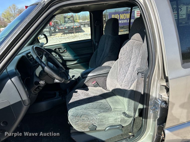 image for item EK4419 2002 GMC Sonoma SLS Crew Cab pickup truck