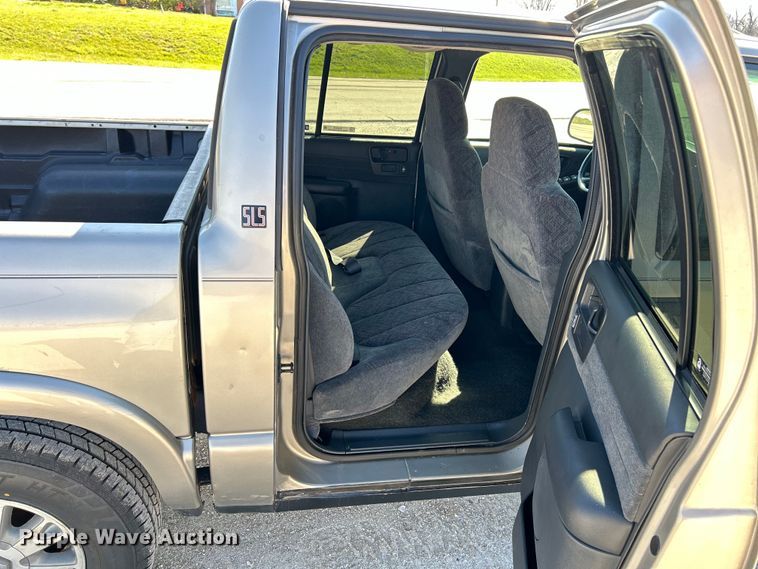 image for item EK4419 2002 GMC Sonoma SLS Crew Cab pickup truck