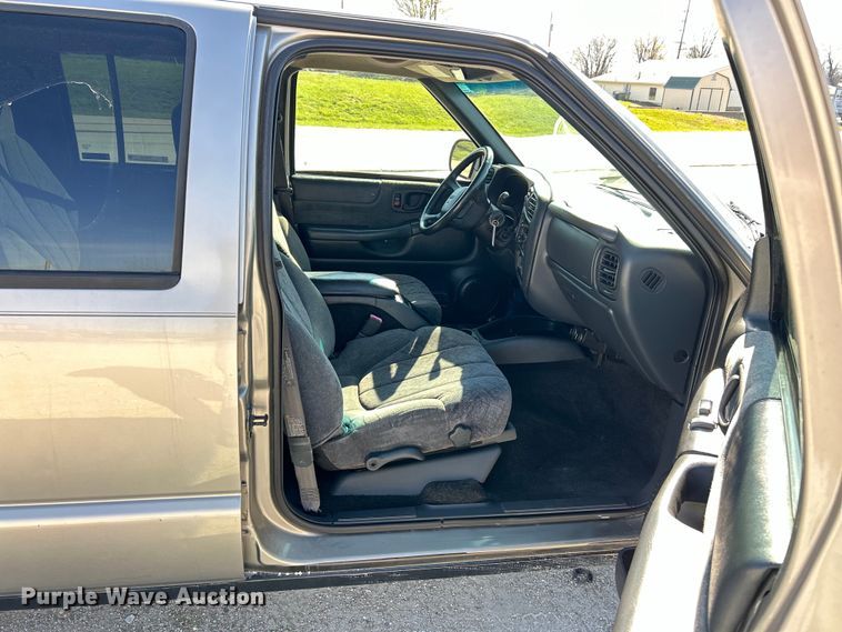 image for item EK4419 2002 GMC Sonoma SLS Crew Cab pickup truck