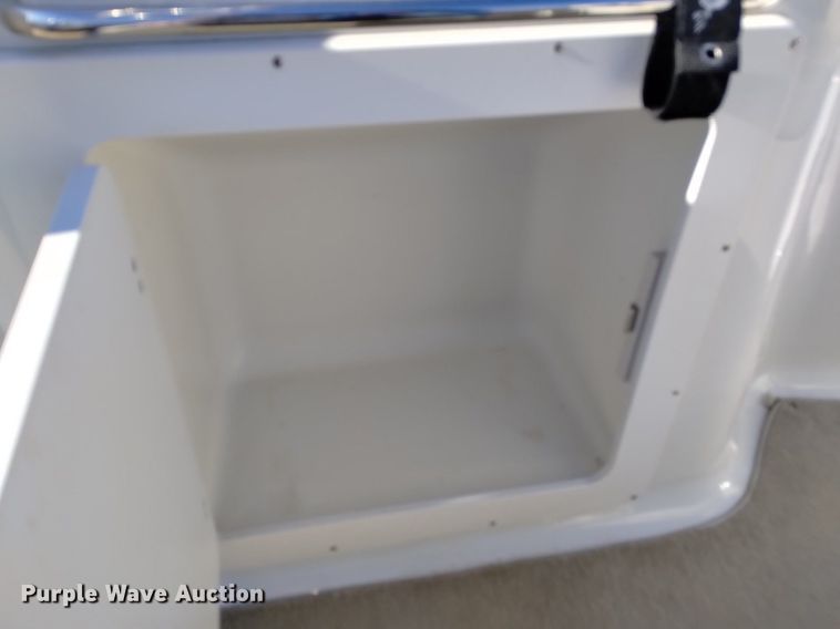 image for item LN9975 2003 Crownline  230BR boat