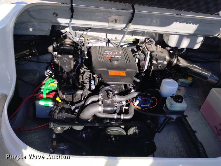 image for item LN9975 2003 Crownline  230BR boat