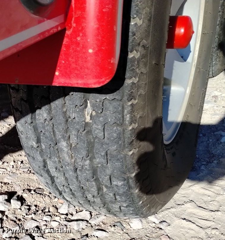 image for item LN9975 2003 Crownline  230BR boat