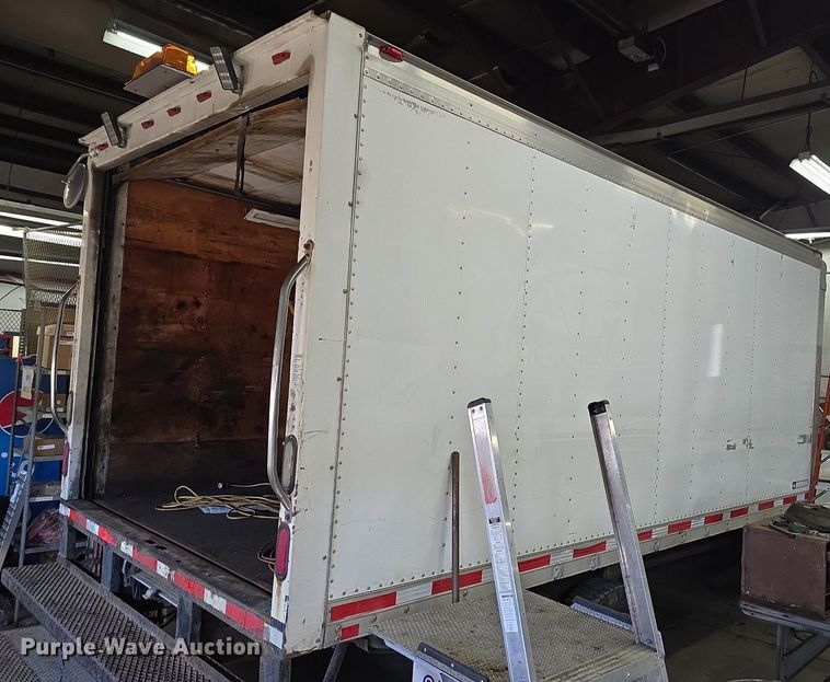 image for item ME9299 2010 Ford F550 Super Duty XLT box truck