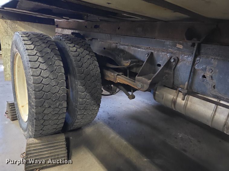 image for item ME9299 2010 Ford F550 Super Duty XLT box truck