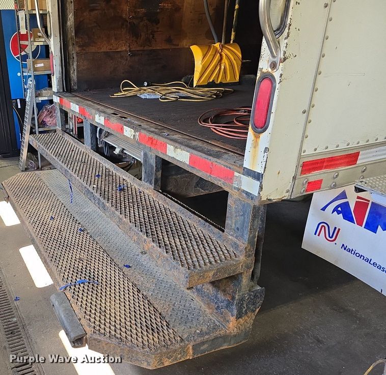 image for item ME9299 2010 Ford F550 Super Duty XLT box truck