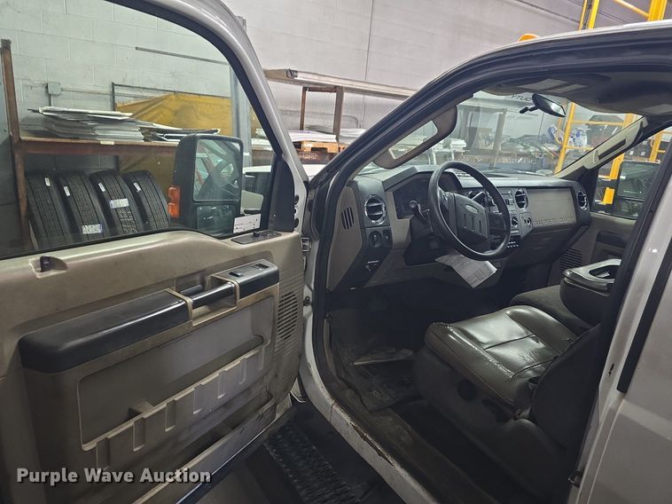 image for item ME9299 2010 Ford F550 Super Duty XLT box truck