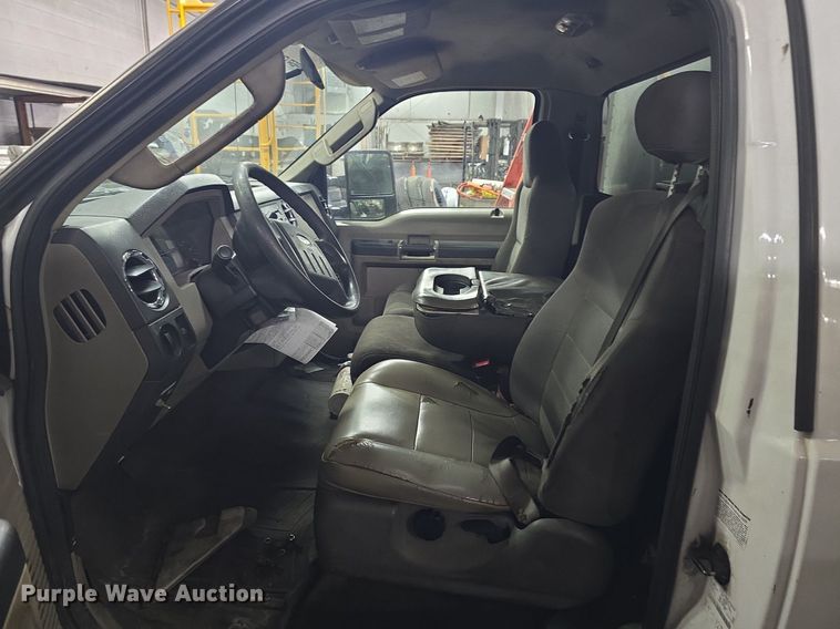 image for item ME9299 2010 Ford F550 Super Duty XLT box truck