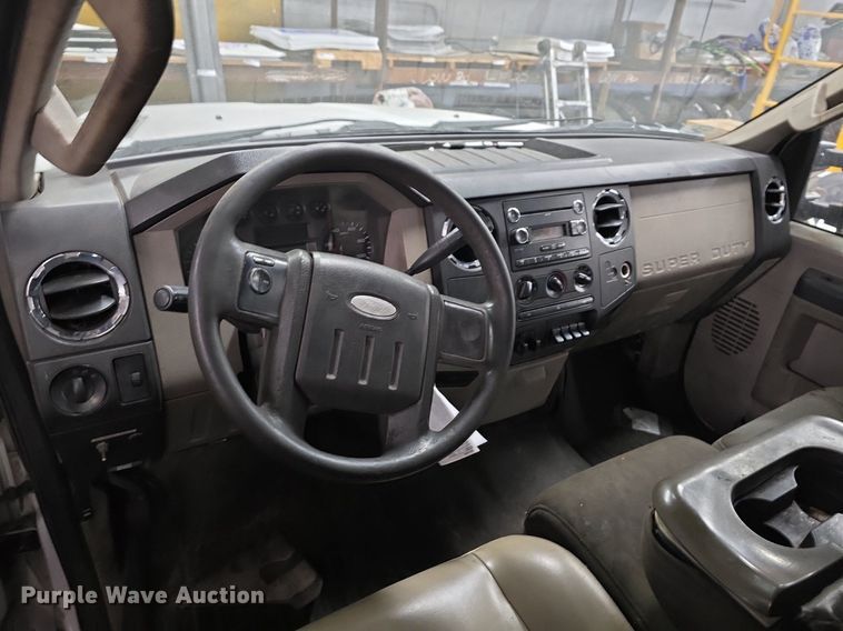 image for item ME9299 2010 Ford F550 Super Duty XLT box truck