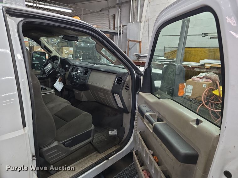 image for item ME9299 2010 Ford F550 Super Duty XLT box truck