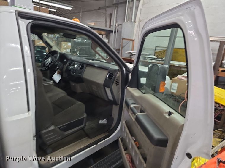image for item ME9299 2010 Ford F550 Super Duty XLT box truck