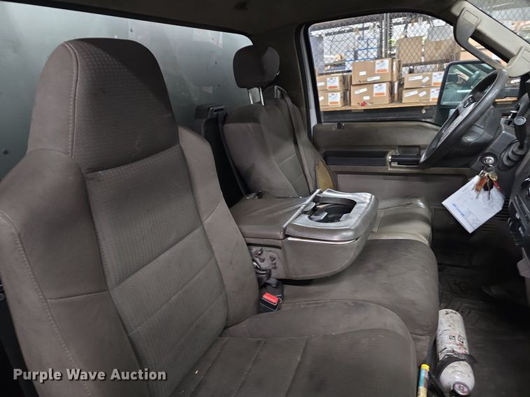 image for item ME9299 2010 Ford F550 Super Duty XLT box truck