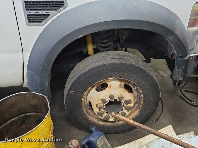 image for item ME9299 2010 Ford F550 Super Duty XLT box truck