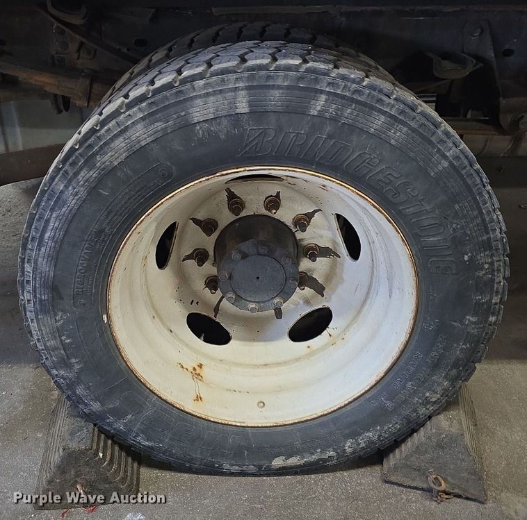 image for item ME9299 2010 Ford F550 Super Duty XLT box truck