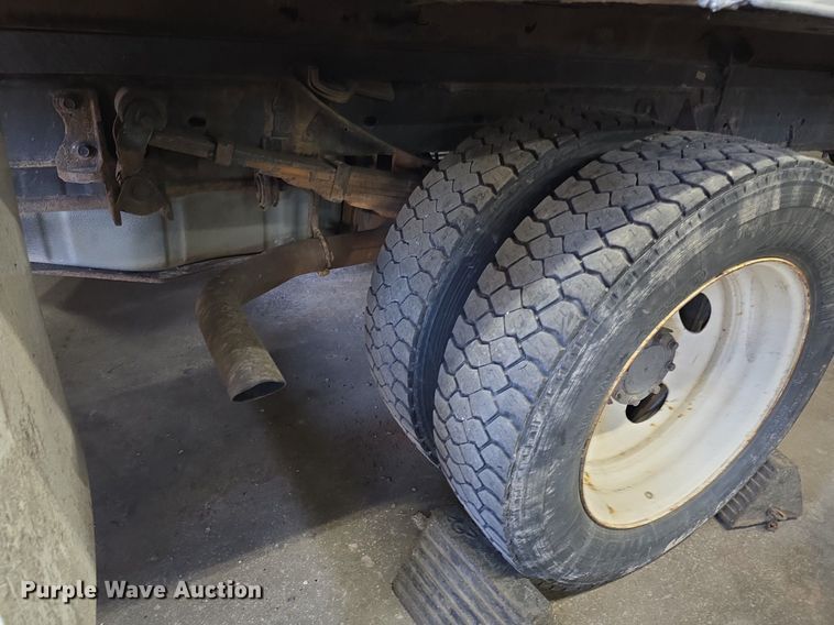 image for item ME9299 2010 Ford F550 Super Duty XLT box truck