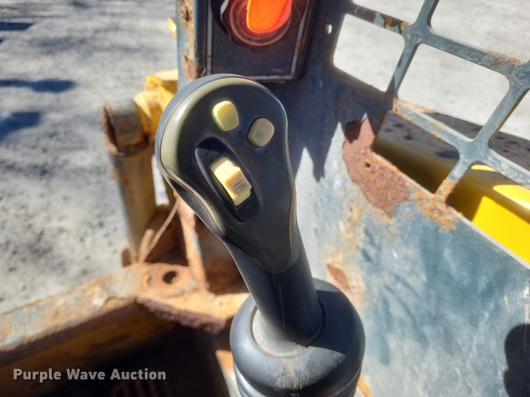 image for item MJ9035 2012 Gehl 5640 E skid steer loader