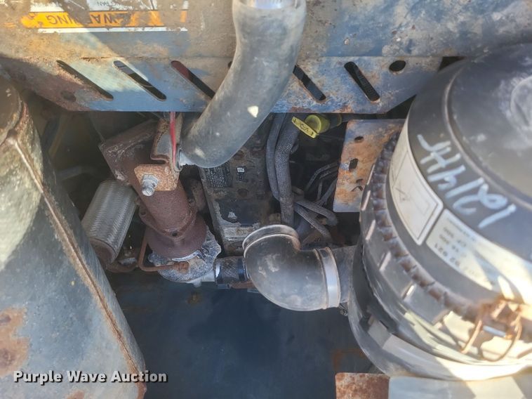 image for item MJ9035 2012 Gehl 5640 E skid steer loader