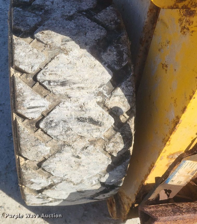 image for item MJ9035 2012 Gehl 5640 E skid steer loader