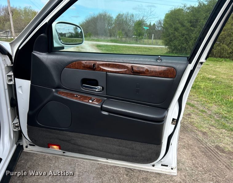 image for item NB9360 2001 Lincoln Krystal  limousine