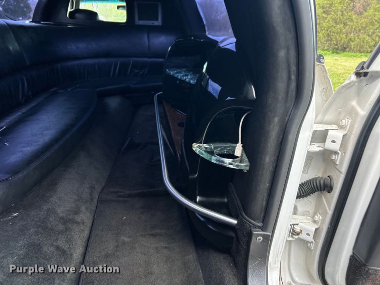 image for item NB9360 2001 Lincoln Krystal  limousine