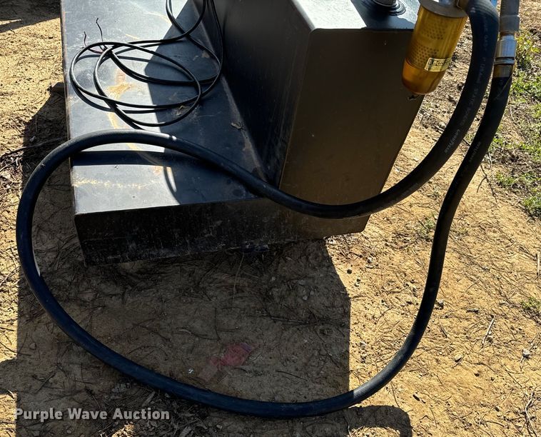 image for item ND9135 2021 DeeZee transfer tank