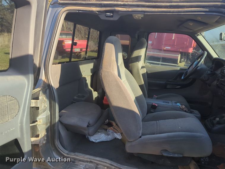 image for item NG9314 1999 Ford Ranger SuperCab pickup truck cab and chassis