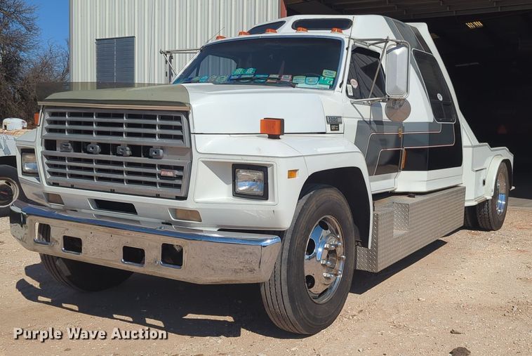 image for item NG9327 1984 Ford F7000 flatbed truck