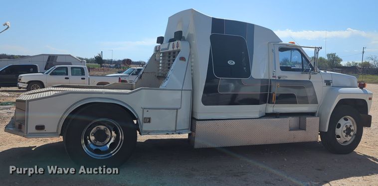 image for item NG9327 1984 Ford F7000 flatbed truck