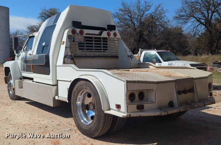 image for item NG9327 1984 Ford F7000 flatbed truck