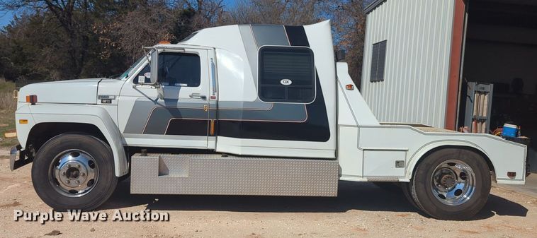 image for item NG9327 1984 Ford F7000 flatbed truck