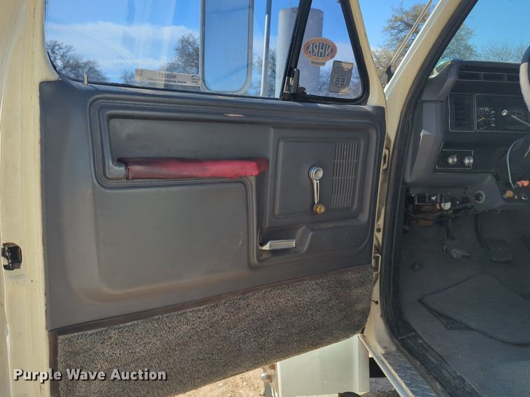 image for item NG9327 1984 Ford F7000 flatbed truck