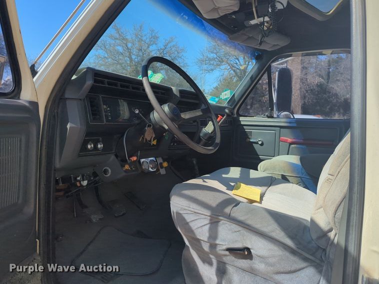 image for item NG9327 1984 Ford F7000 flatbed truck