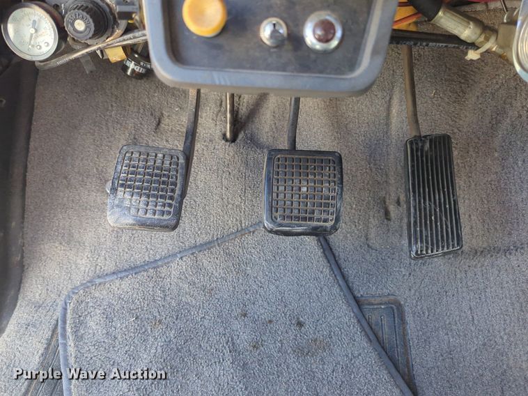 image for item NG9327 1984 Ford F7000 flatbed truck