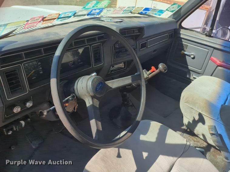 image for item NG9327 1984 Ford F7000 flatbed truck