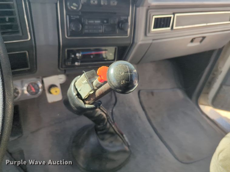 image for item NG9327 1984 Ford F7000 flatbed truck