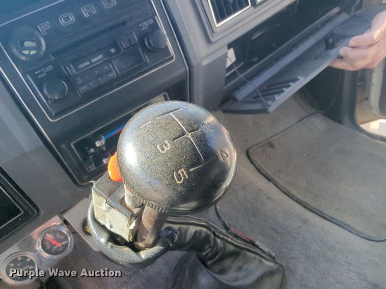 image for item NG9327 1984 Ford F7000 flatbed truck